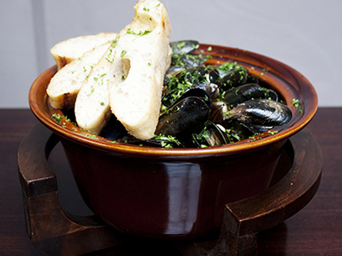 Cozze Crema & Vino — mussels in creamy white wine sauce with warm bread